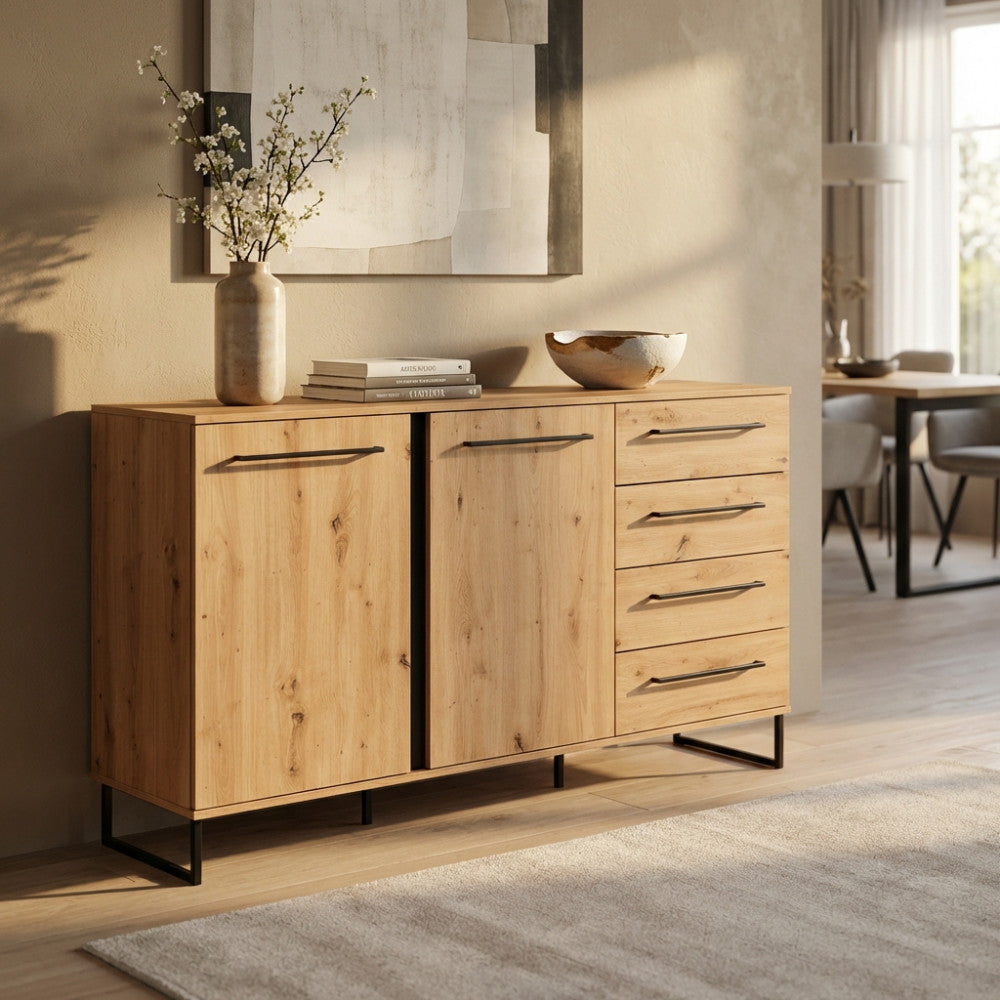 Credenza Sardinia in rovere chiaro e metallo nero ambientata in un soggiorno luminoso con vaso decorativo.