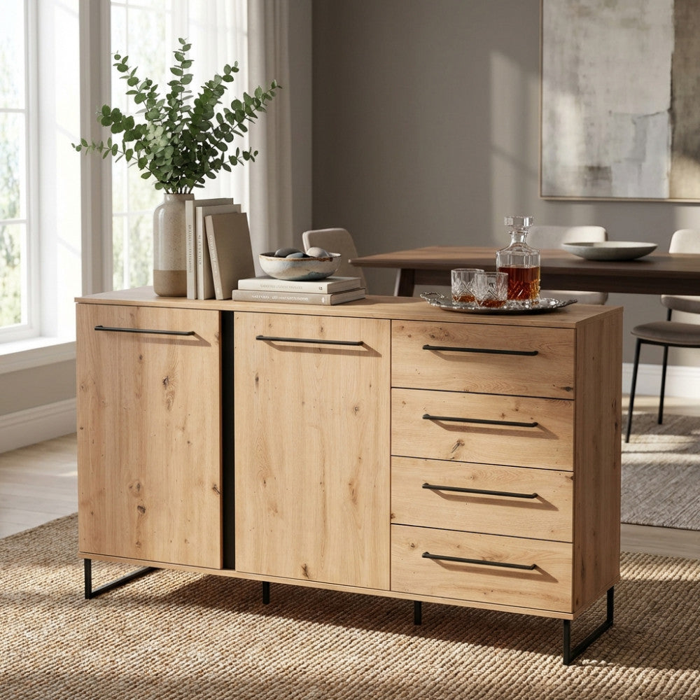 Vista frontale della credenza Sardinia allestita con bicchieri di cristallo e decanter su un vassoio elegante.