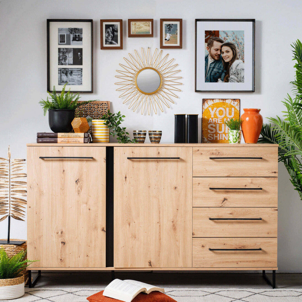 Credenza Sardinia inserita in un contesto living eclettico con specchio a raggiera e decorazioni murali.