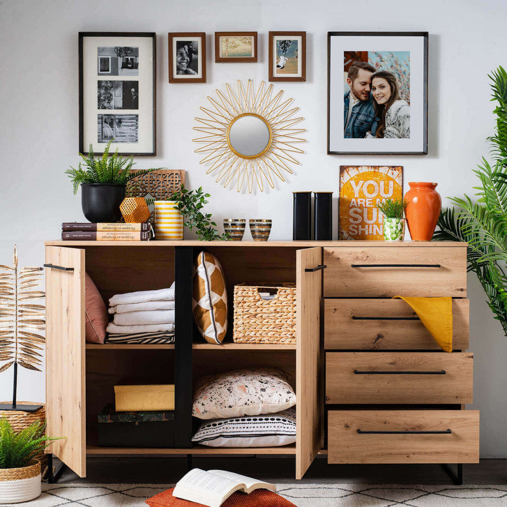 Credenza Sardinia con ante e cassetti aperti, riempita con cuscini, coperte e oggetti di uso quotidiano.