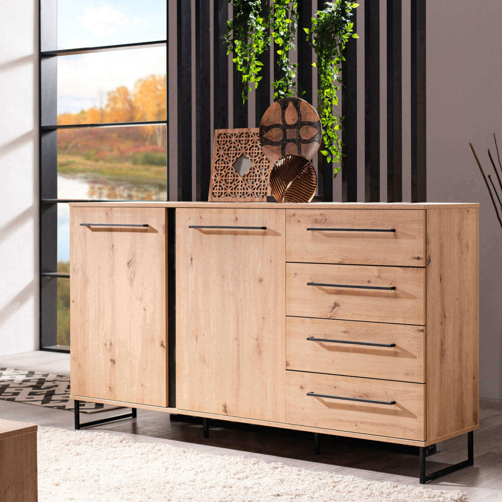Credenza Sardinia in un ambiente moderno con pannelli decorativi neri e piante pendenti sullo sfondo.