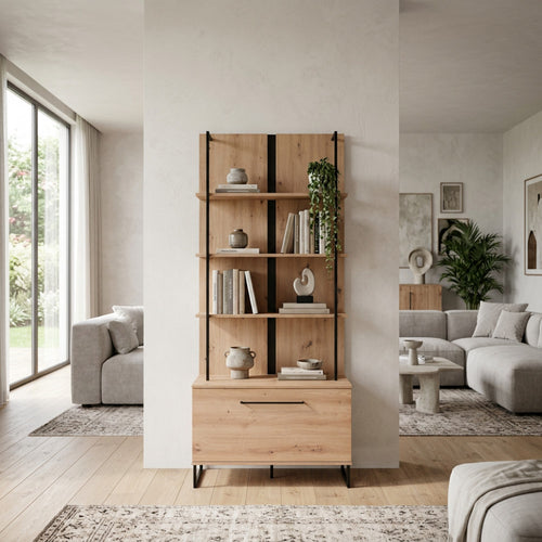 Vetrina Sardinia in rovere chiaro e metallo nero, allestita con libri e vasi in un luminoso soggiorno moderno.