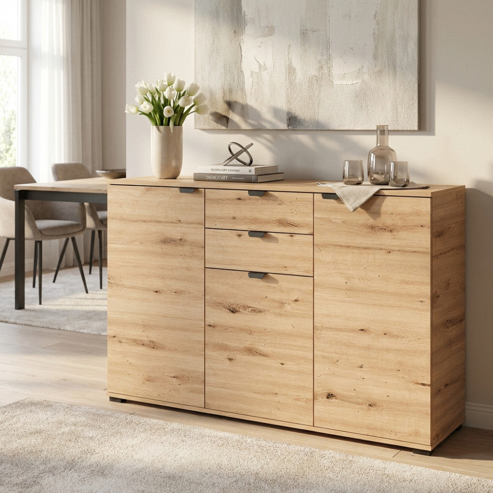 Credenza Duero in rovere chiaro ambientata in una sala da pranzo luminosa con tavolo in legno e sedie imbottite.