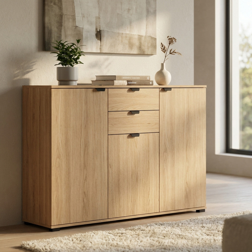 Dettaglio della credenza in truciolare bilaminato rovere chiaro in un living moderno, decorata con vasi e libri.