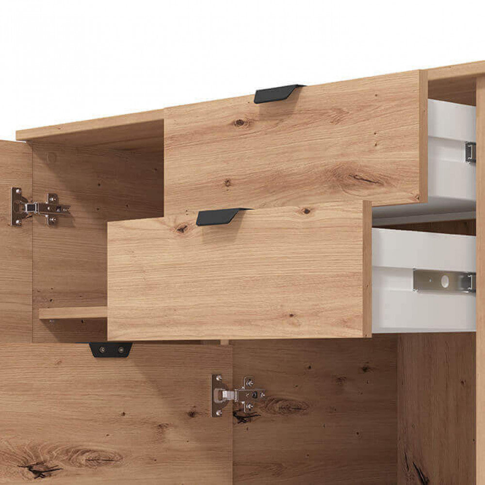 Primo piano dei cassetti aperti della credenza, che mostra gli interni bianchi e la robustezza delle guide scorrevoli.