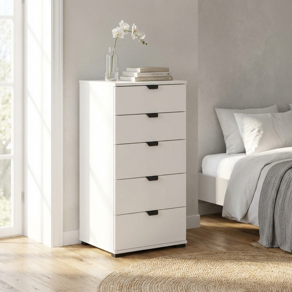 Cassettiera Duero bianca a cinque cassetti ambientata in una camera da letto luminosa con dettagli minimalisti.