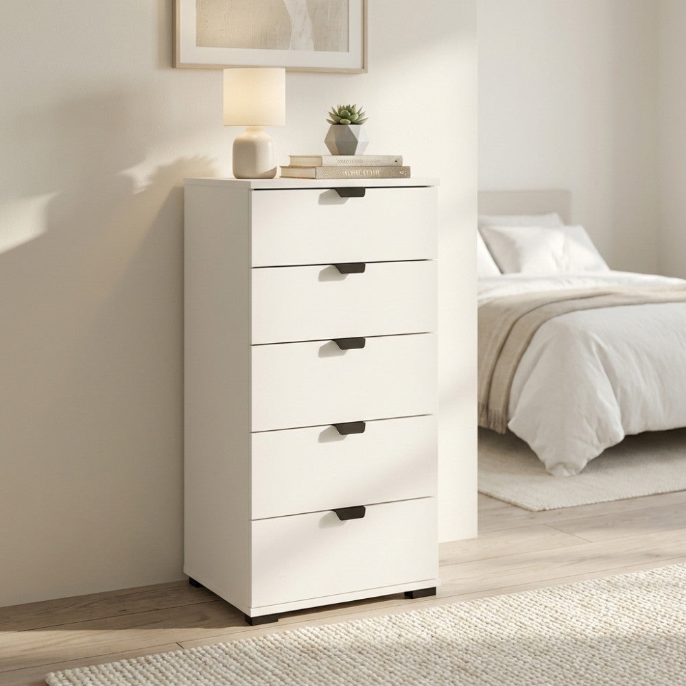 Vista angolare della cassettiera Duero in truciolare bilaminato bianco, affiancata a un letto dal design contemporaneo.