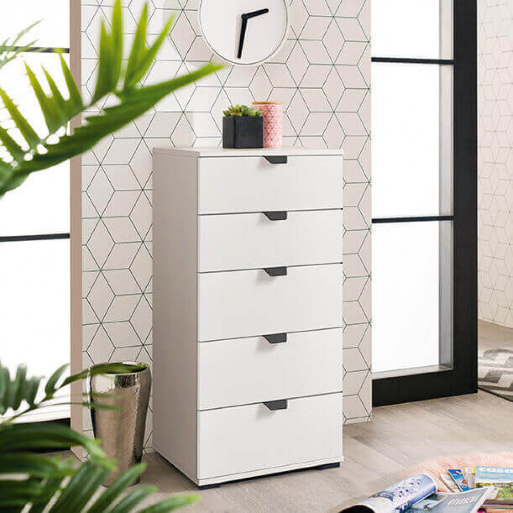 Cassettiera Duero inserita in un contesto living moderno con carta da parati geometrica e piante decorative.