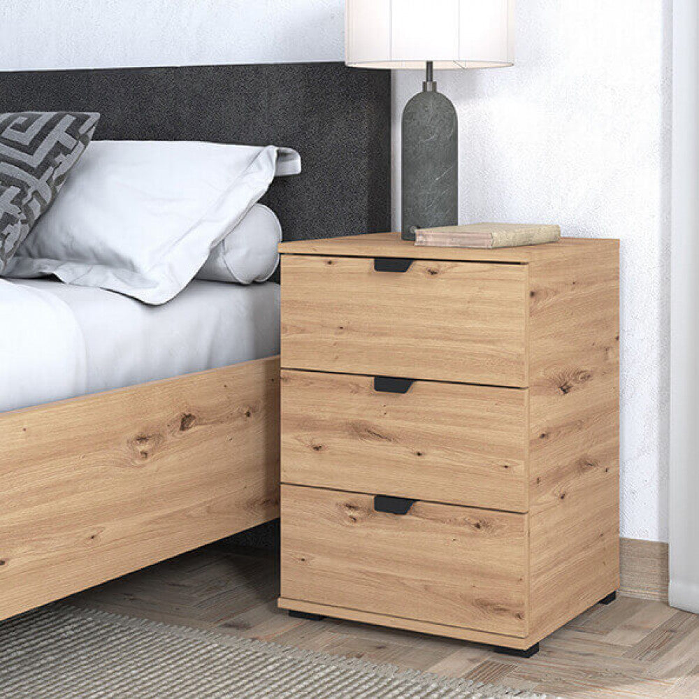 Comodino Duero inserito in una camera da letto moderna con letto in legno coordinato.