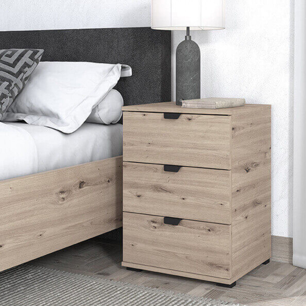Comodino Duero inserito in una camera da letto dal design contemporaneo con dettagli scuri.