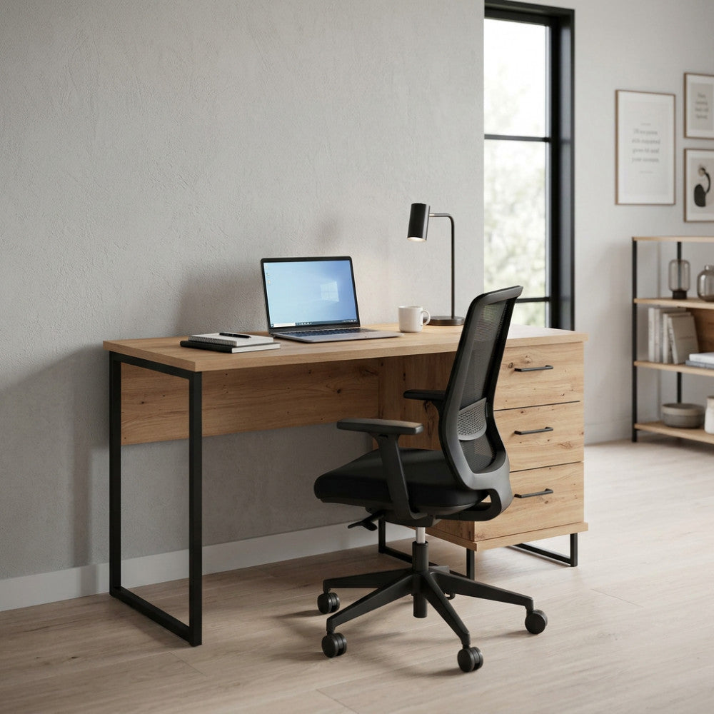 Scrivania SARDINIA in rovere chiaro e metallo ambientata in un moderno studio domestico con sedia ergonomica.