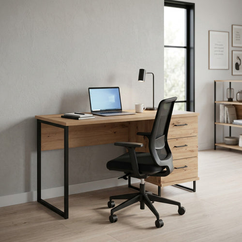 Scrivania SARDINIA in rovere chiaro e metallo ambientata in un moderno studio domestico con sedia ergonomica.