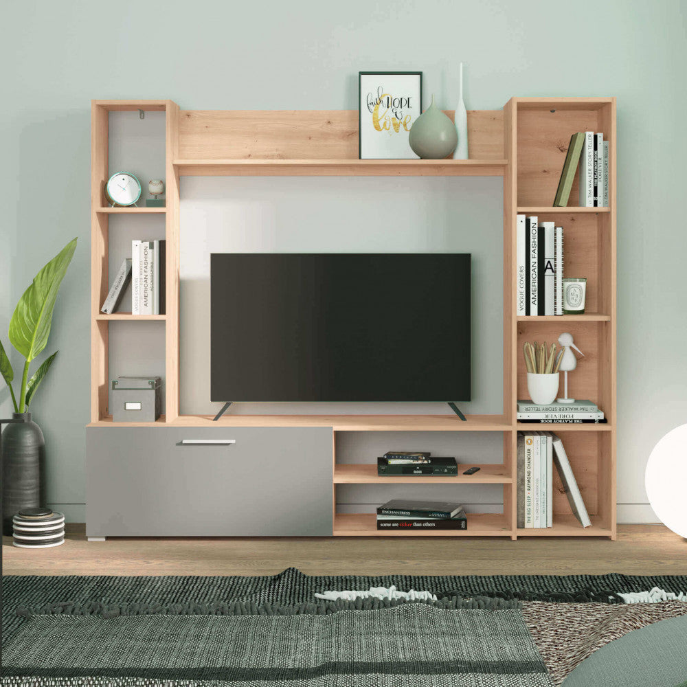 Vista contestualizzata della parete attrezzata con libri e decorazioni in un ambiente living moderno.