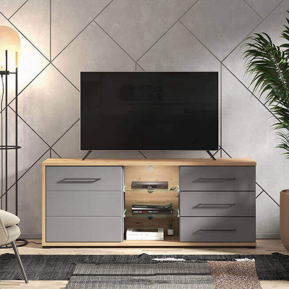 Porta TV Lisabon inserito in un living contemporaneo con illuminazione LED integrata sui ripiani in vetro.