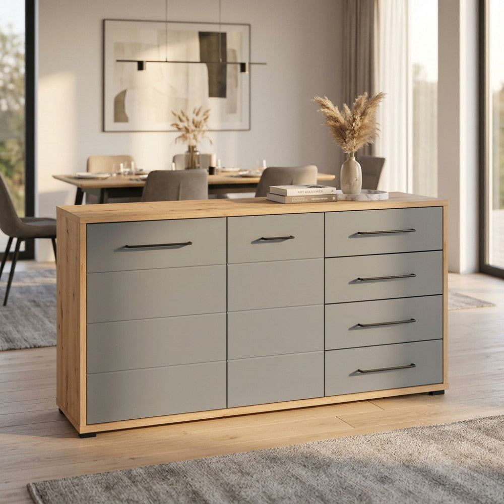 Vista laterale della credenza Lisabon posizionata in una sala da pranzo moderna con tavolo sullo sfondo.