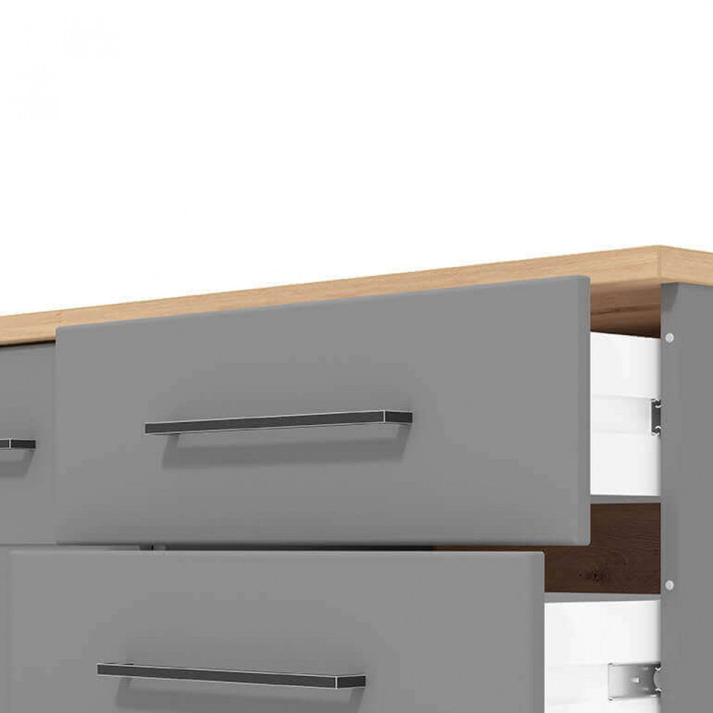 Dettaglio ravvicinato dei cassetti aperti della credenza Lisabon, mostrando le guide metalliche e la finitura interna.
