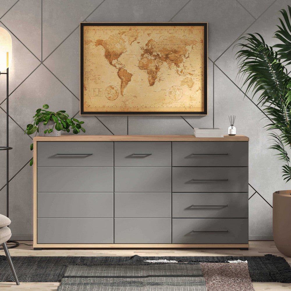 Credenza Lisabon ambientata in un salotto dal design industriale con mappa vintage a parete e lampada da terra.