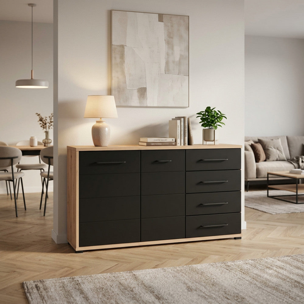 Credenza Lusitania in truciolare bilaminato rovere e antracite ambientata in un luminoso soggiorno moderno.