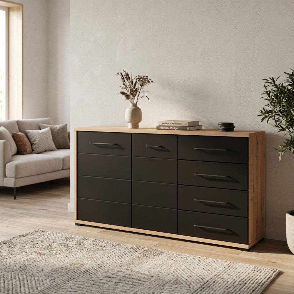 Dettaglio della credenza Lusitania con vasi decorativi e libri appoggiati sul top in finitura rovere.