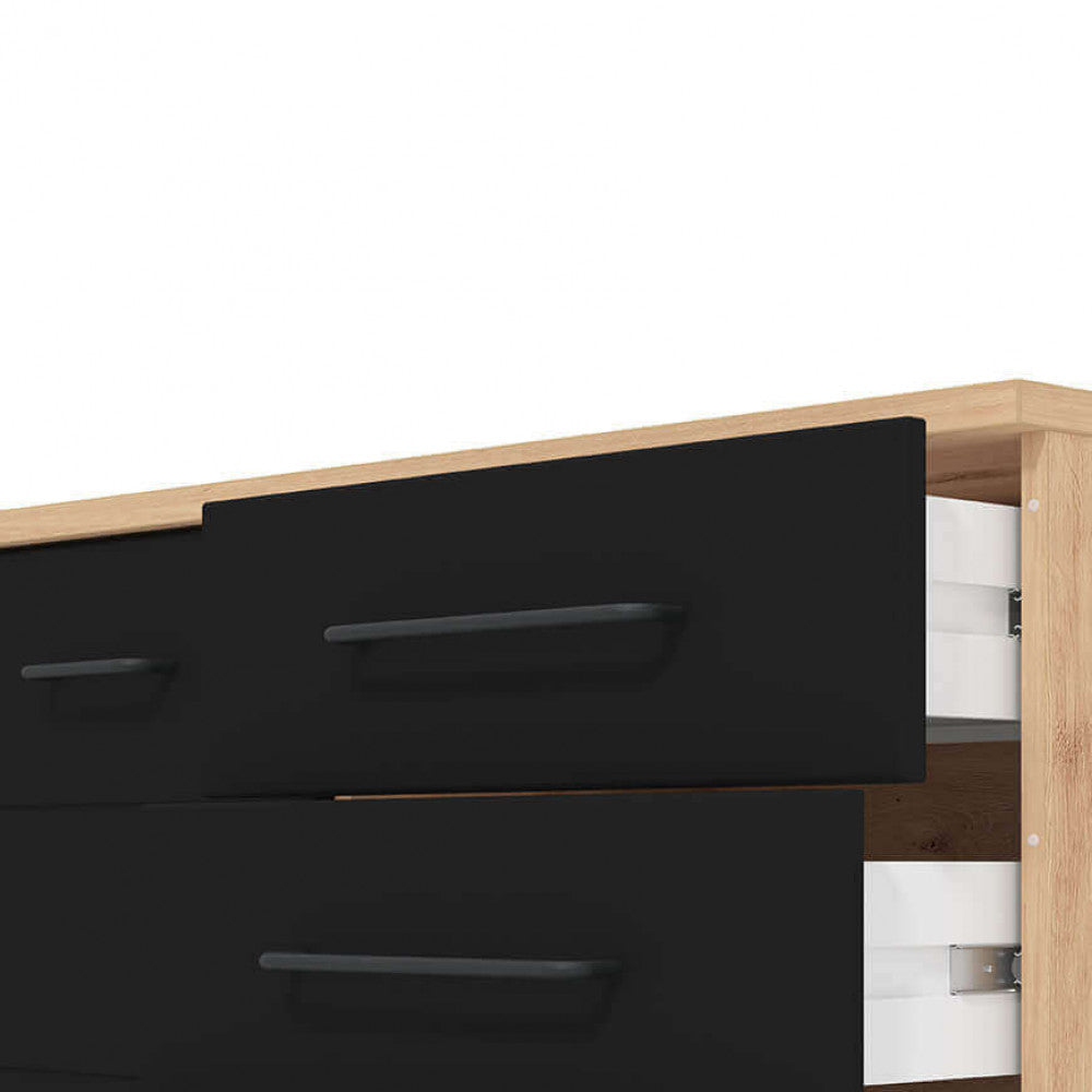 Primo piano di un cassetto aperto della credenza Lusitania, mostrando le guide in metallo e l'interno bianco.