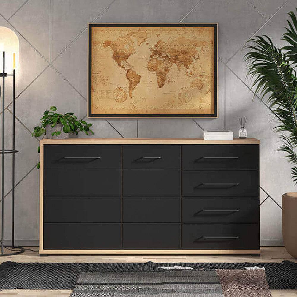 Credenza Lusitania inserita in un contesto dal design industriale con parete materica e mappa del mondo decorativa.