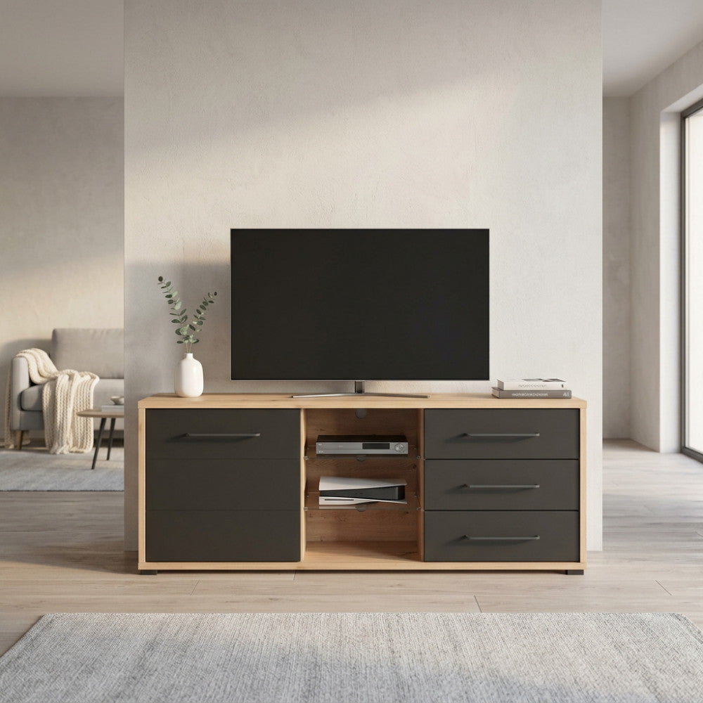Vista frontale del Porta TV Lusitania in truciolare bilaminato inserito in un salotto dal design minimalista.