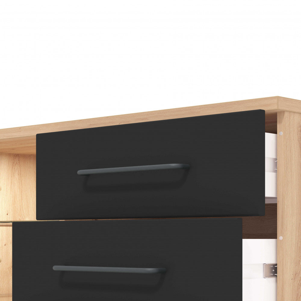 Primo piano delle maniglie minimaliste e della texture opaca dei cassetti color antracite del Porta TV.