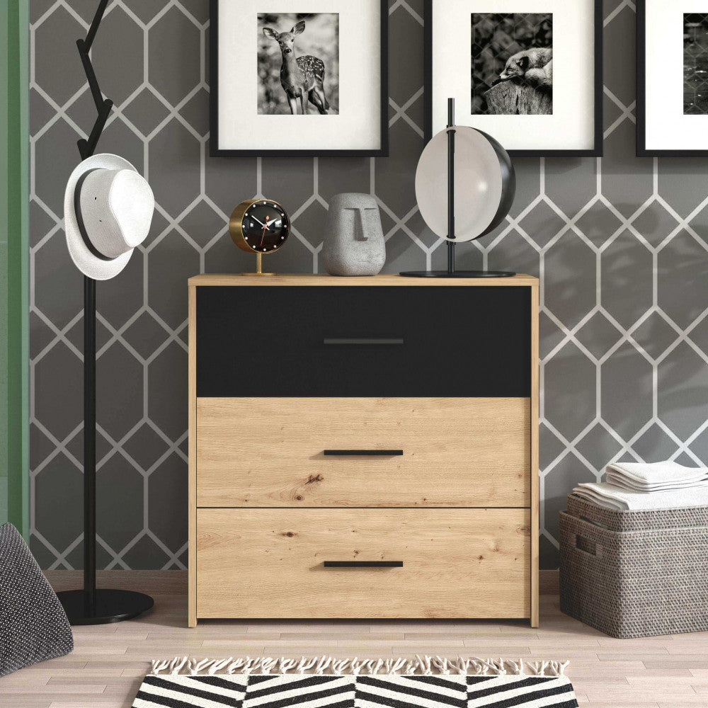 Comò Varadero inserito in un contesto d'arredo eclettico con carta da parati geometrica e accessori decorativi contemporanei.