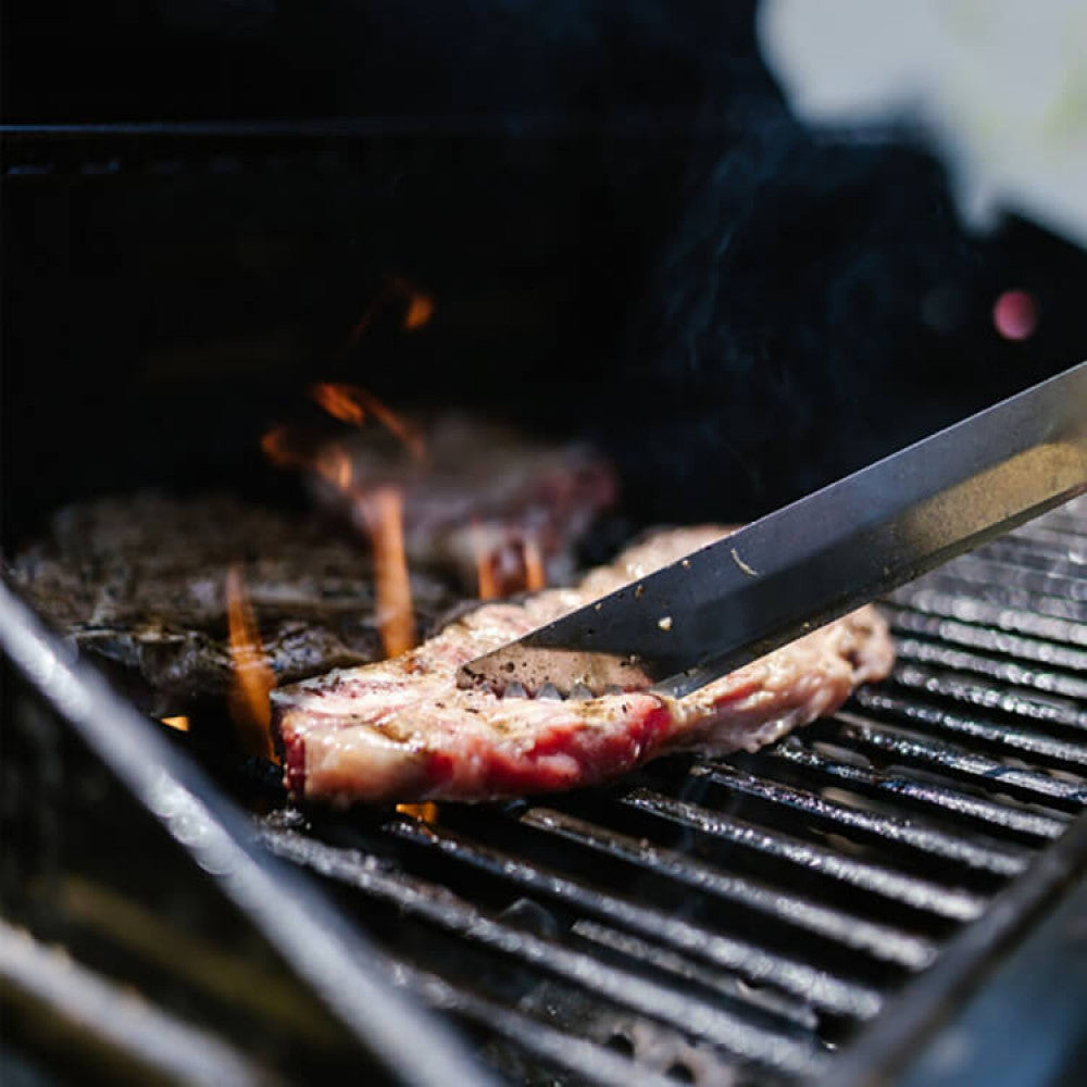 GREMBIULE CON ACCESSORI PER BARBECUE