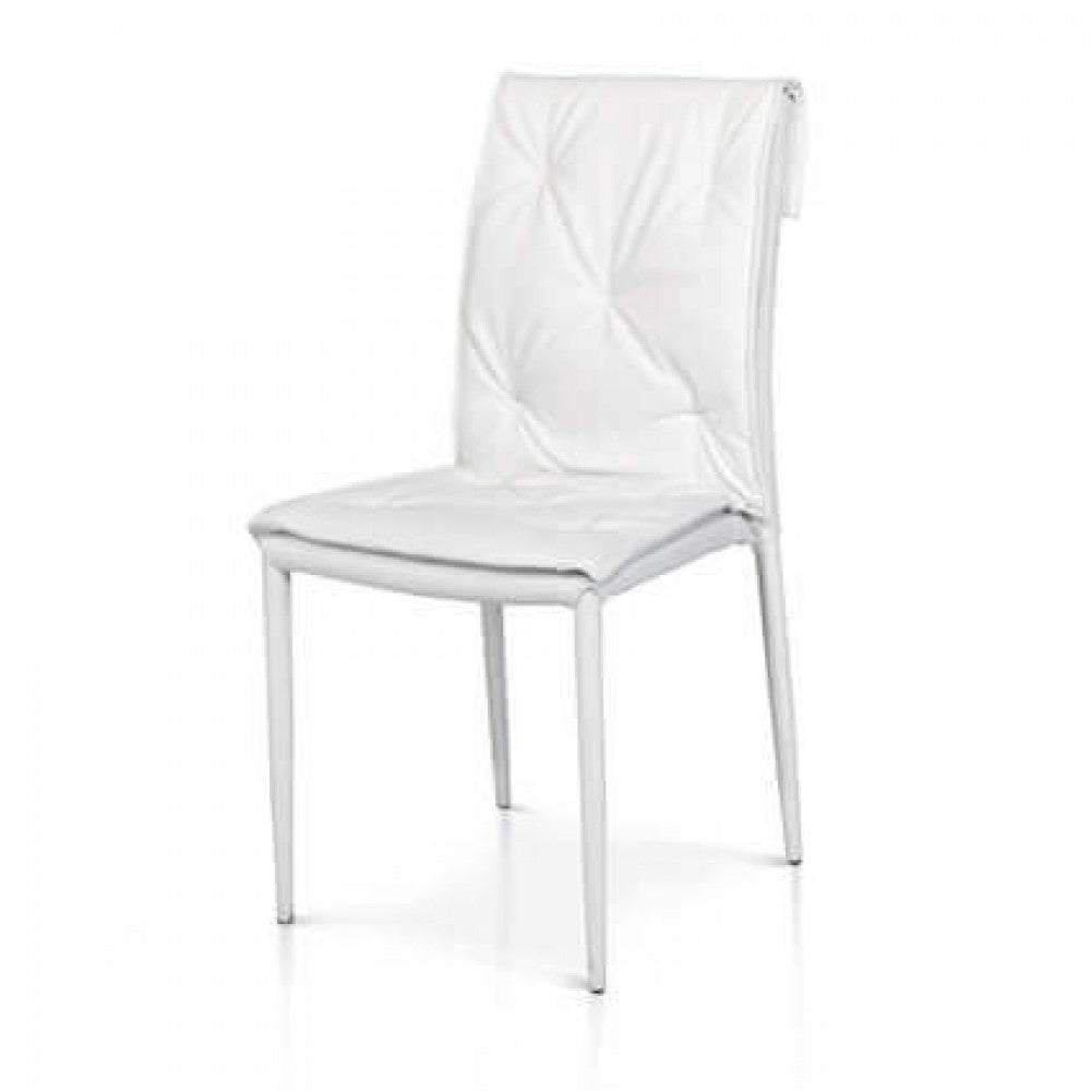 Vista frontale isolata della sedia 977 MO806586 su sfondo bianco, evidenziando il design ergonomico e le cuciture sartoriali dello schienale.
