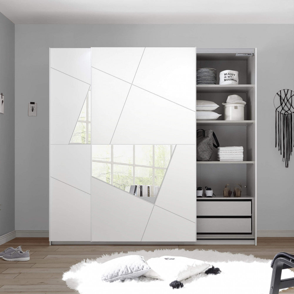 Armadio bianco spazioso con ante scorrevoli