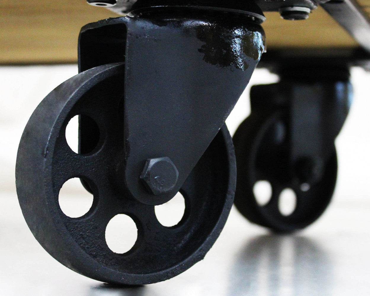 Dettaglio Ruote Mobile libreria Allyn con struttura in metallo nero e ripiani in legno marrone | Albert Stock