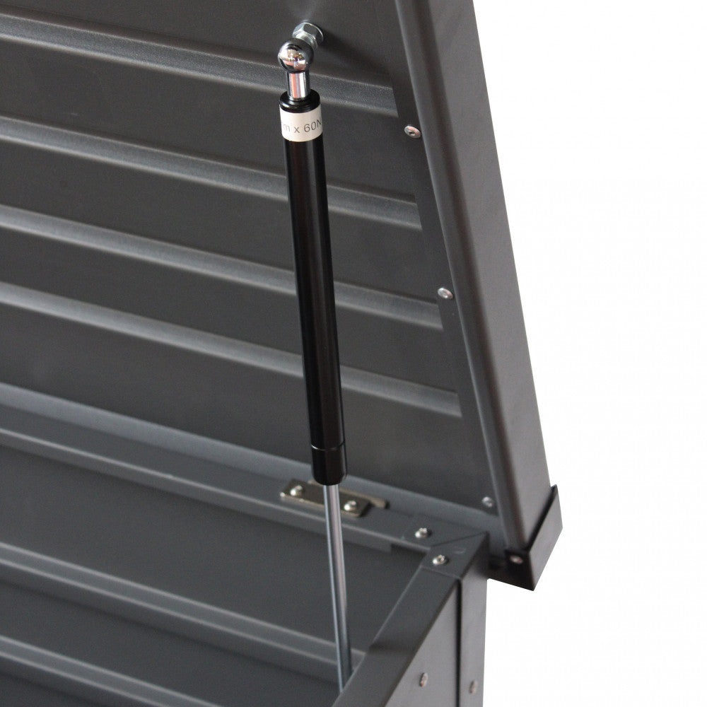 Dettaglio apertura con pistoni idraulici del Baule da giardino New Jersey 130 in alluminio verniciato antracite, posizionato su una pavimentazione esterna, che mostra il suo design elegante e funzionale | Albert Stock