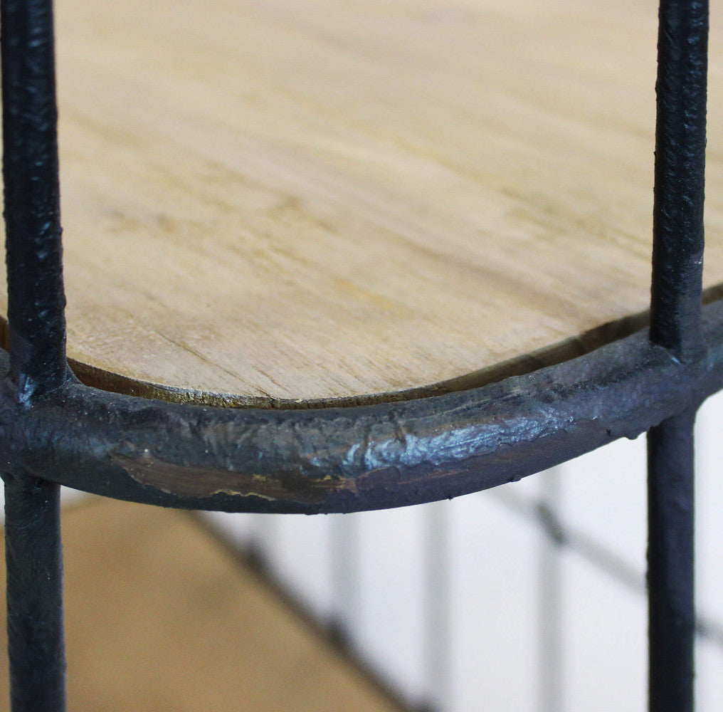 Dettaglio Mobile libreria Allyn con struttura in metallo nero e ripiani in legno marrone | Albert Stock