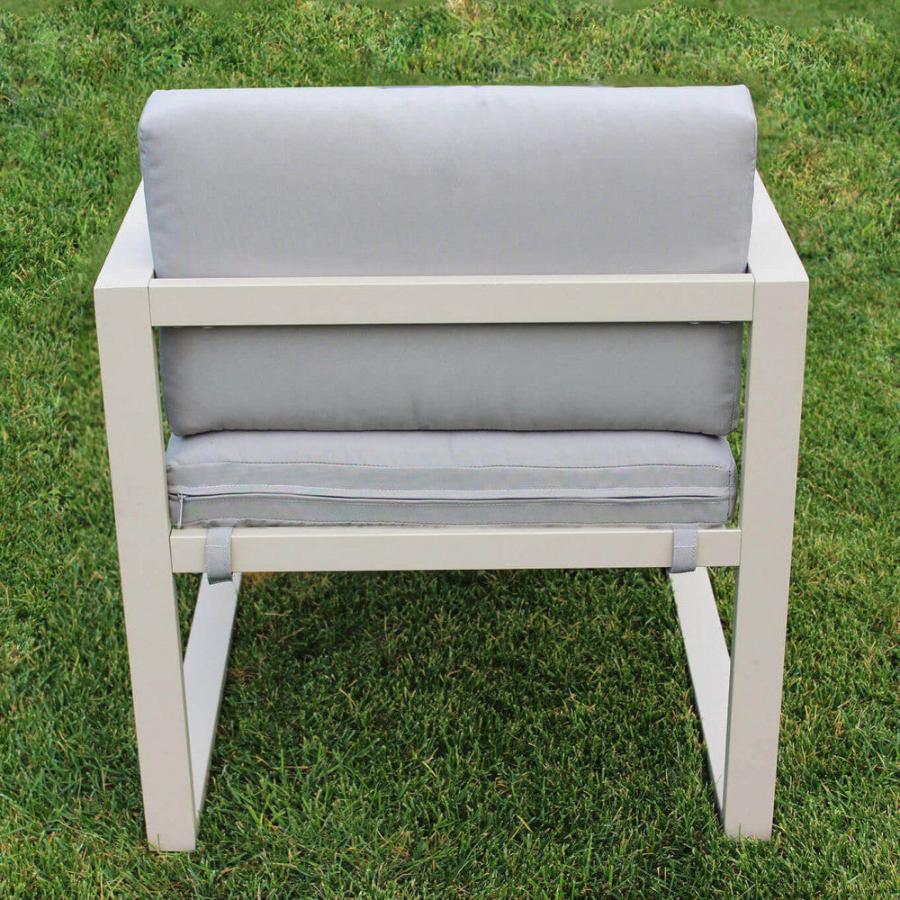 Vista della poltrona e del tavolino con piano in vetro del Salotto Formentera.
