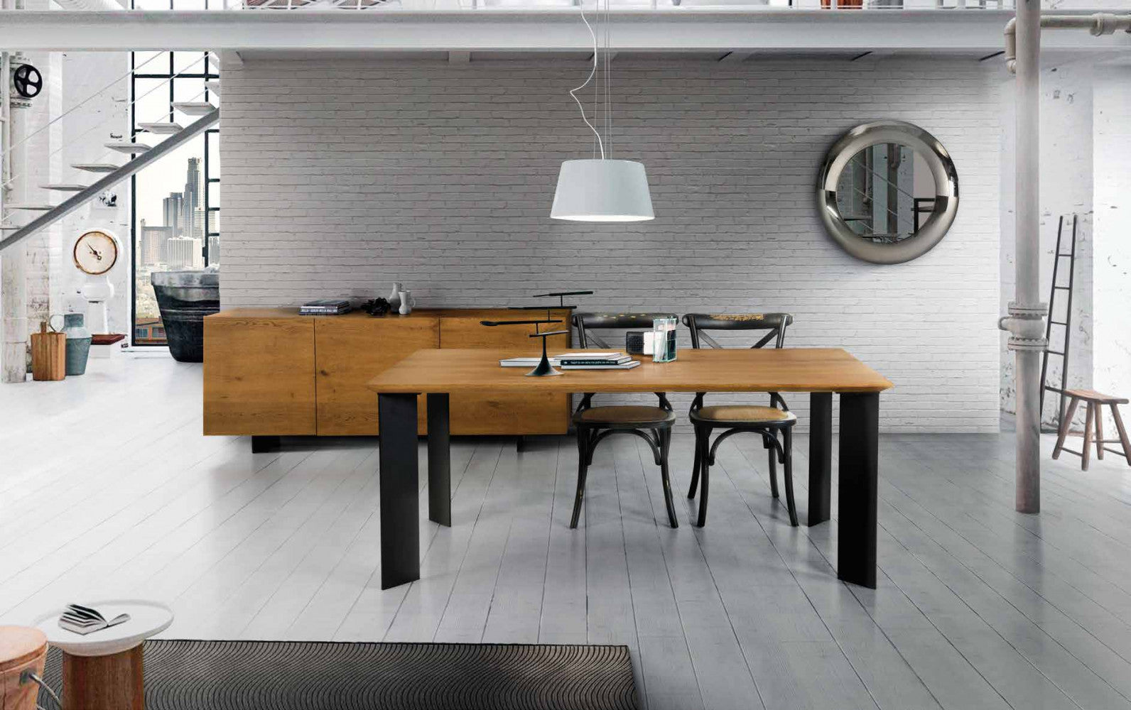 Tavolo Rovere Nodato con Struttura Nera e Piano Naturale