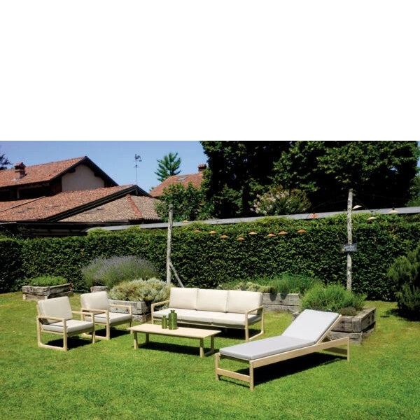 Lettino Dresda in Acacia è un complemento d'arredo elegante e confortevole Ambientato in giardino