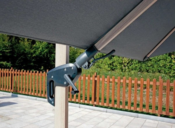 Ombrellone quadrato 3x3 metri con palo centrale effetto legno.