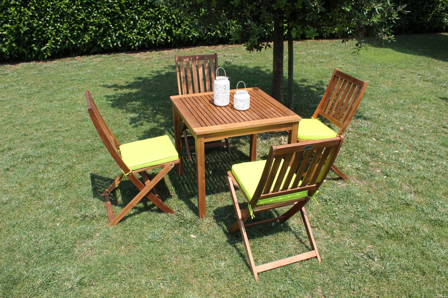 Panoramica con 4 Sedie del Tavolo da giardino 80x80 cm fisso in legno di acacia massiccio color marrone, ideale per spazi esterni | Albert Stock