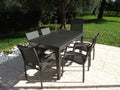 Panoramica in Giardino con sedie del Tavolo da giardino Cuba allungabile 150/210x90 cm in alluminio verniciato color antracite, ideale per aree pranzo esterne e per ambienti moderni | Albert Stock