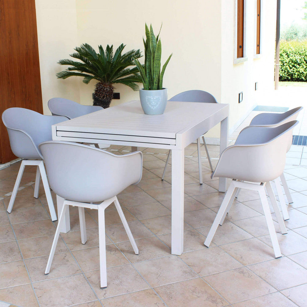 Poltrona da esterno Maui in alluminio colore tortora con seduta in polipropilene, posizionata su un patio.