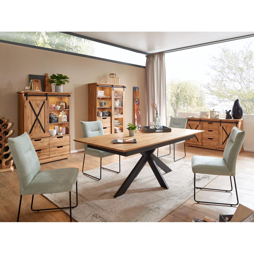 vISTA 1 DELLA La Madia Nyks III ambientata in un soggiorno con arredi moderni e industriali, che ne sottolinea l'eleganza e l'integrazione stilistica | Albert Stock