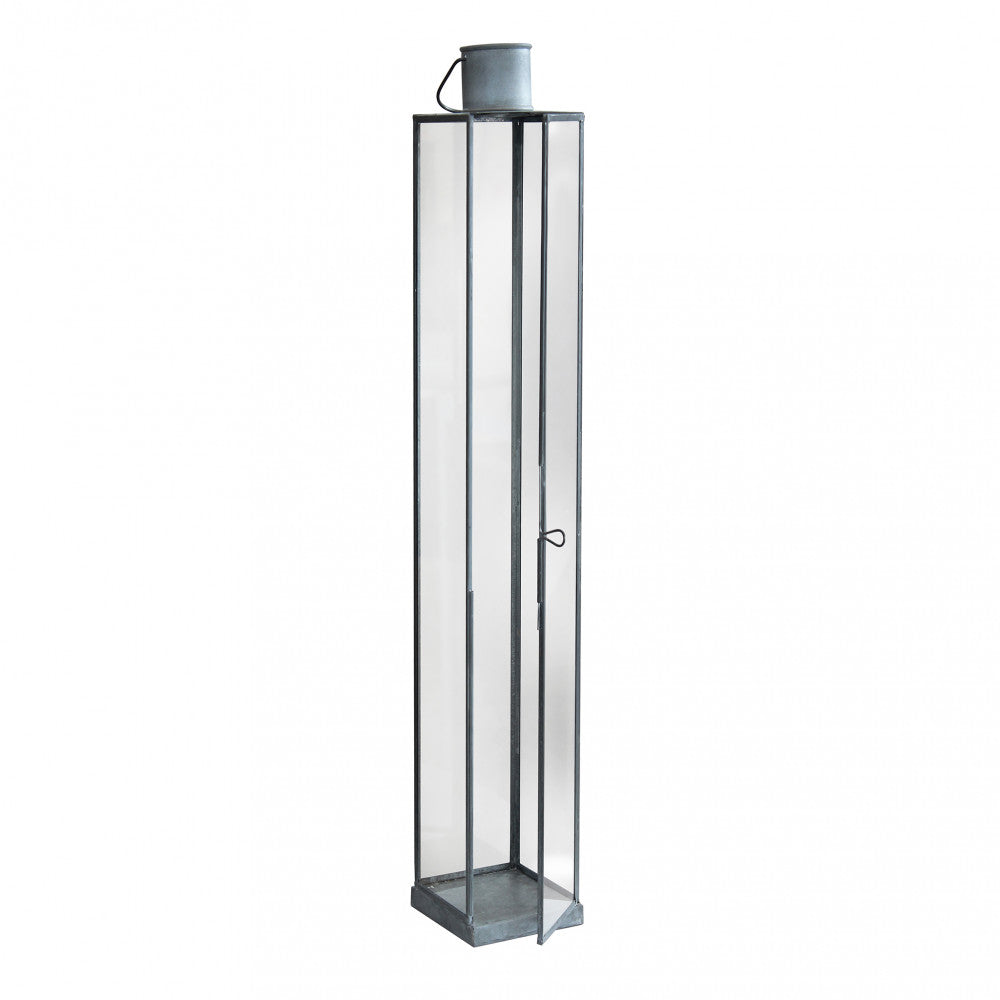 Vista frontale aperta Lanterna Kaylin Grande in metallo grigio in un ambiente con piante decorative.