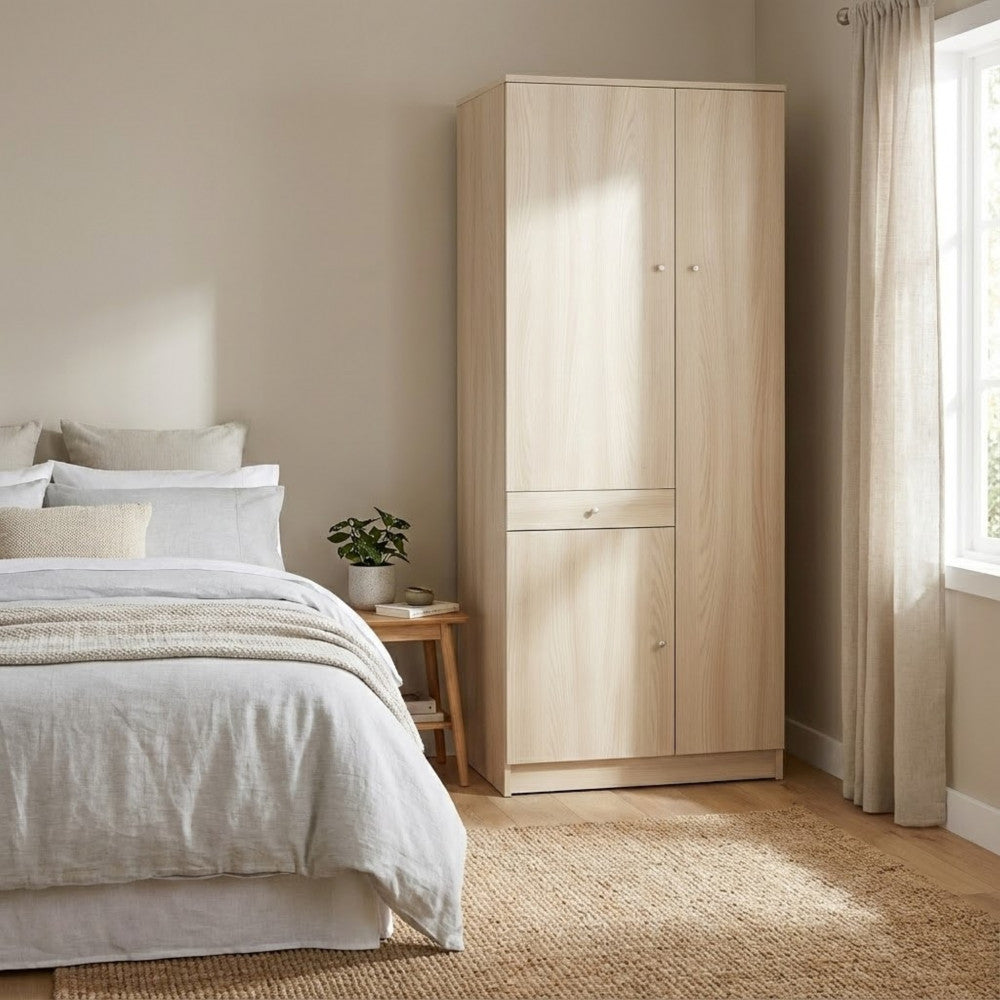 Dettaglio dell'armadio A32300OLK posizionato accanto a un letto matrimoniale con tessuti in lino.