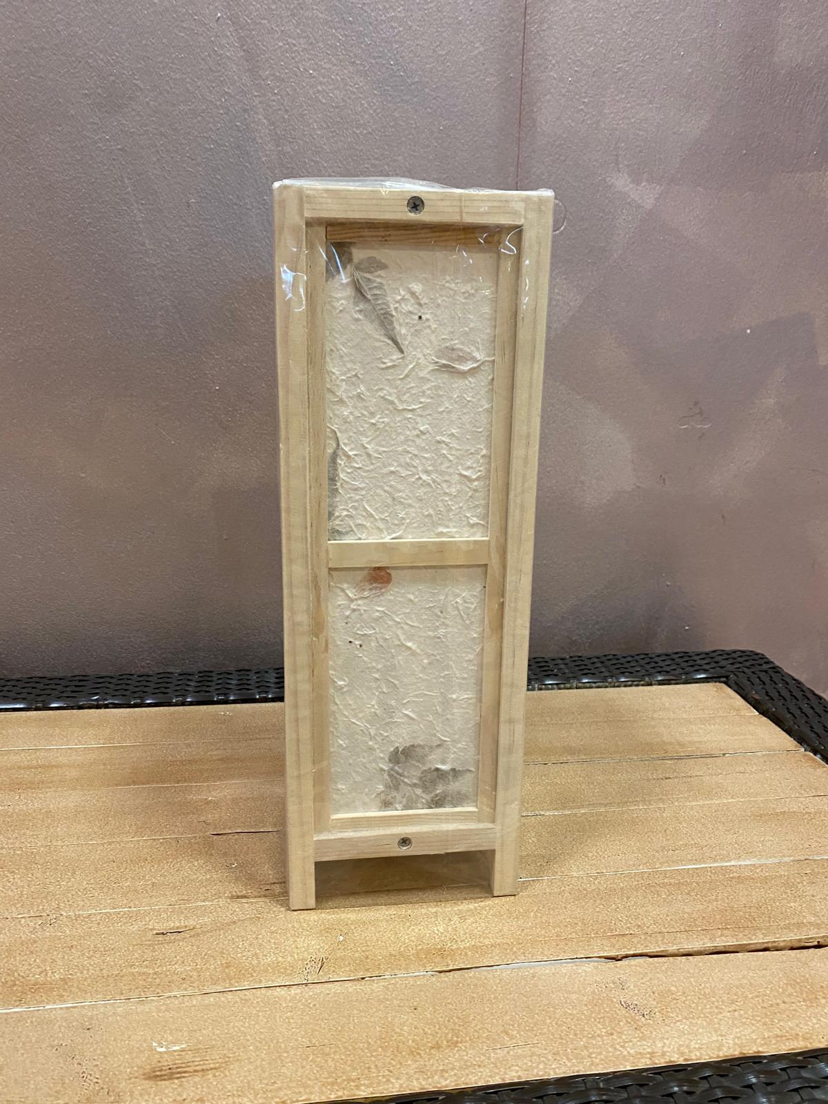 Lampada da tavolo in legno naturale