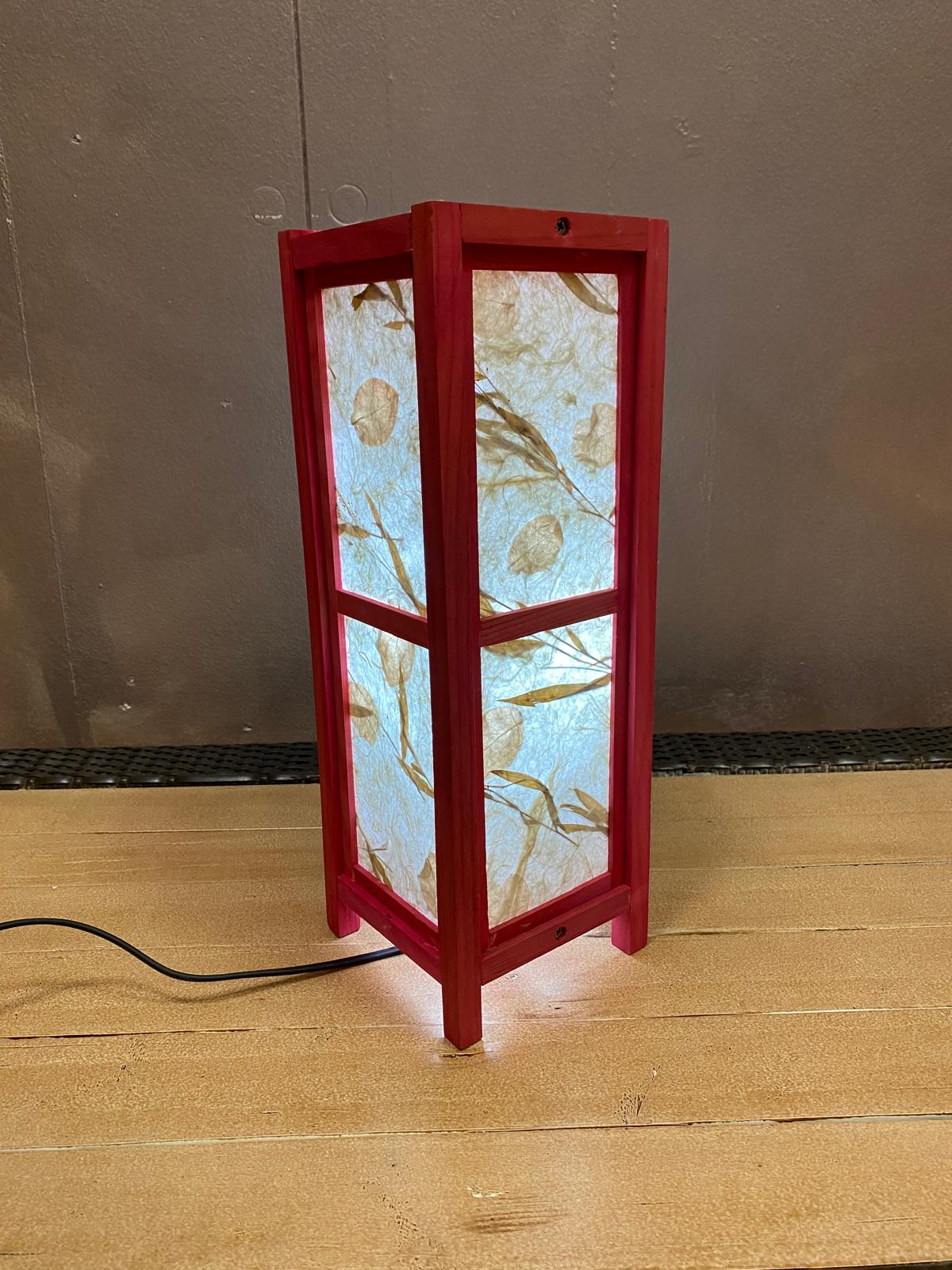 Abat-jour in legno e carta di riso.