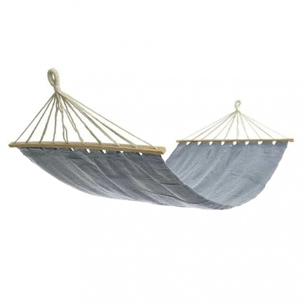 Scatto in studio dell'amaca in tessuto grigio chiaro, che mostra le robuste barre di distanziamento in legno, l'intricato sistema di sospensione in corda e la superficie tessile elegantemente rifinita.