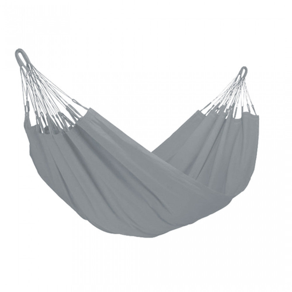 Dettaglio strutturale dell'amaca in tessuto grigio chiaro su sfondo bianco, che mostra le corde di sospensione e la curvatura ergonomica.