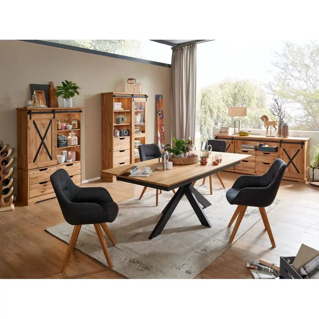 Ambientazione 1 della Madia Nyks II in rovere oliato con due ante scorrevoli e dettagli metallici neri a forma di "X", ideale per un soggiorno in stile loft | Albert Stock