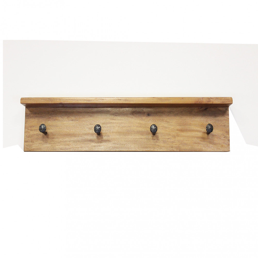 Ripresa frontale ravvicinata della struttura in legno di mogano con venature naturali e ganci scuri.